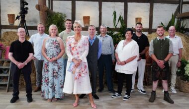 Auf dem Bild zur Sendung Bauer sucht Frau 2025 stehen die Moderatorin Inka Bause und die Teilnehmer:innen Walter, Daniel, Insa, Friedrich, Christopher, Johann, Simone, Basti, Michi und Herbert in einem rustikal dekorierten Studio mit Strohballen und Blumen.