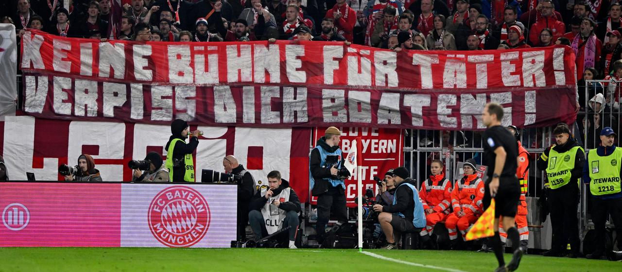 Auf der Südkurve in der Allianz Arena: Ein Spruchband gegen Jerome Boateng