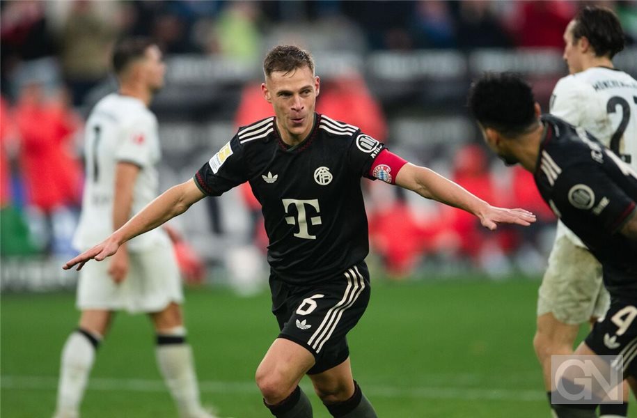 Bayern siegt sich zum Europarekord - BVB schlägt Köln spät  Bayerns Joshua Kimmich jubelt über sein Führungstor in Mönchengladbach. Foto: Marius Becker/dpa