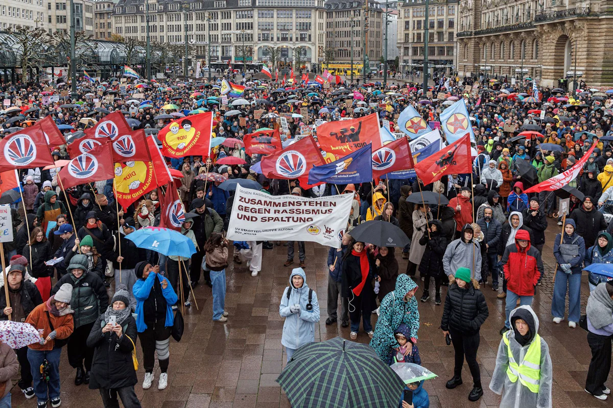 Demonstration - 2.600 Menschen protestieren in Hamburg gegen Merz-Äußerung - Politik