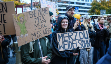 Rund 1400 Menschen demonstrieren in Münster gegen Merz