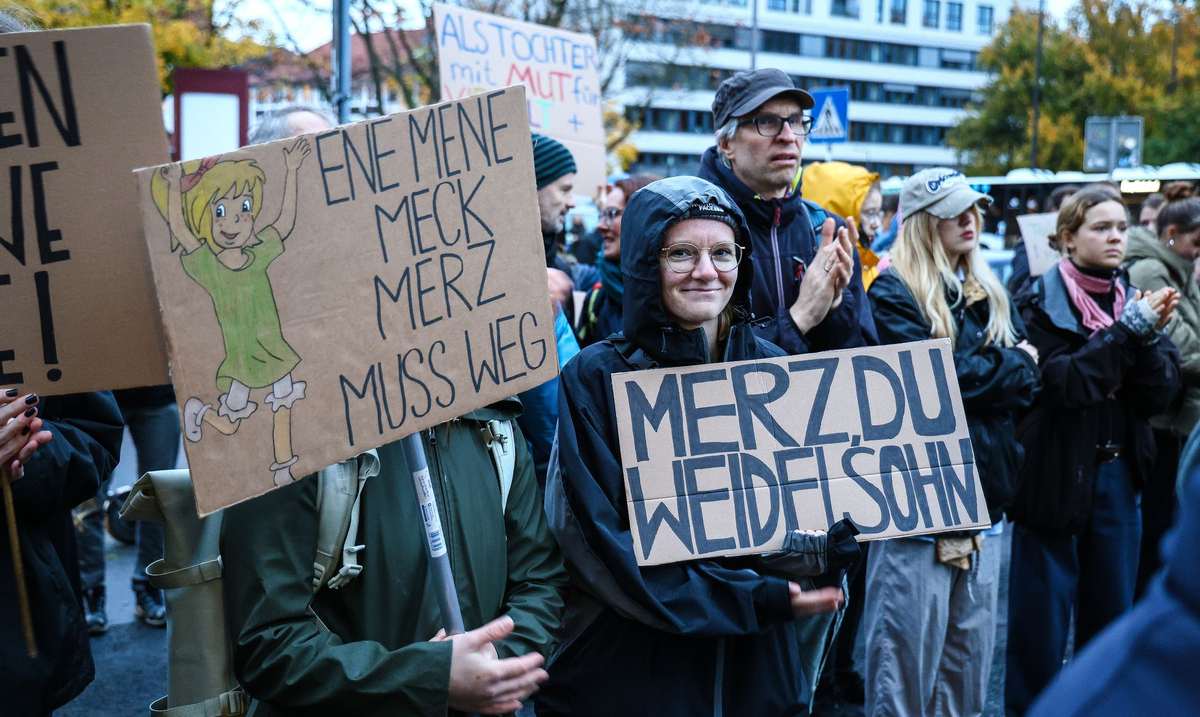 Rund 1400 Menschen demonstrieren in Münster gegen Merz