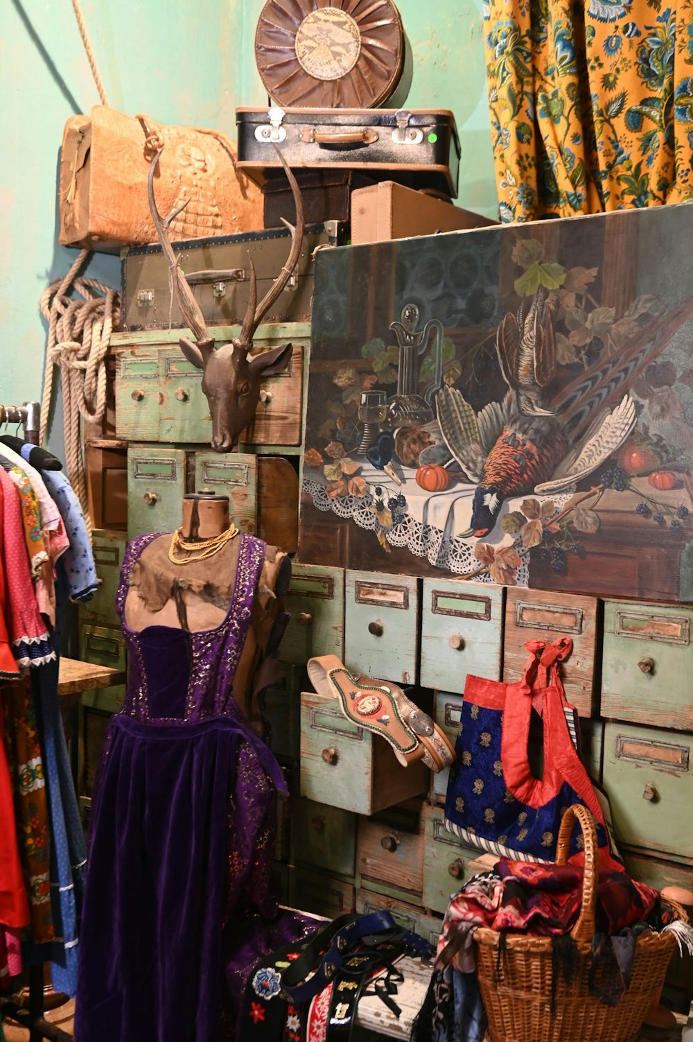 Neben Vintagekleidung stapeln sich auch weitere Antiquitäten im Laden und verleihen dem  Alva-Morgaine  seinen Charme.