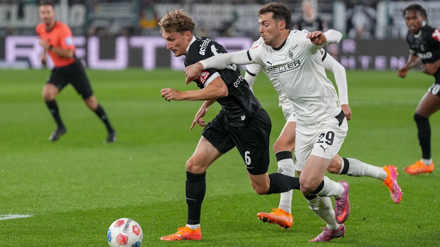 Joe Scally läuft dem Ball hinterher.