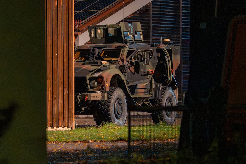 Ein gepanzertes Bundeswehrfahrzeug steht in der Nähe des Einsatzortes, wo offenbar auch ein Training im Rahmen der Großübung „Marshal Power“ stattfinden sollte.