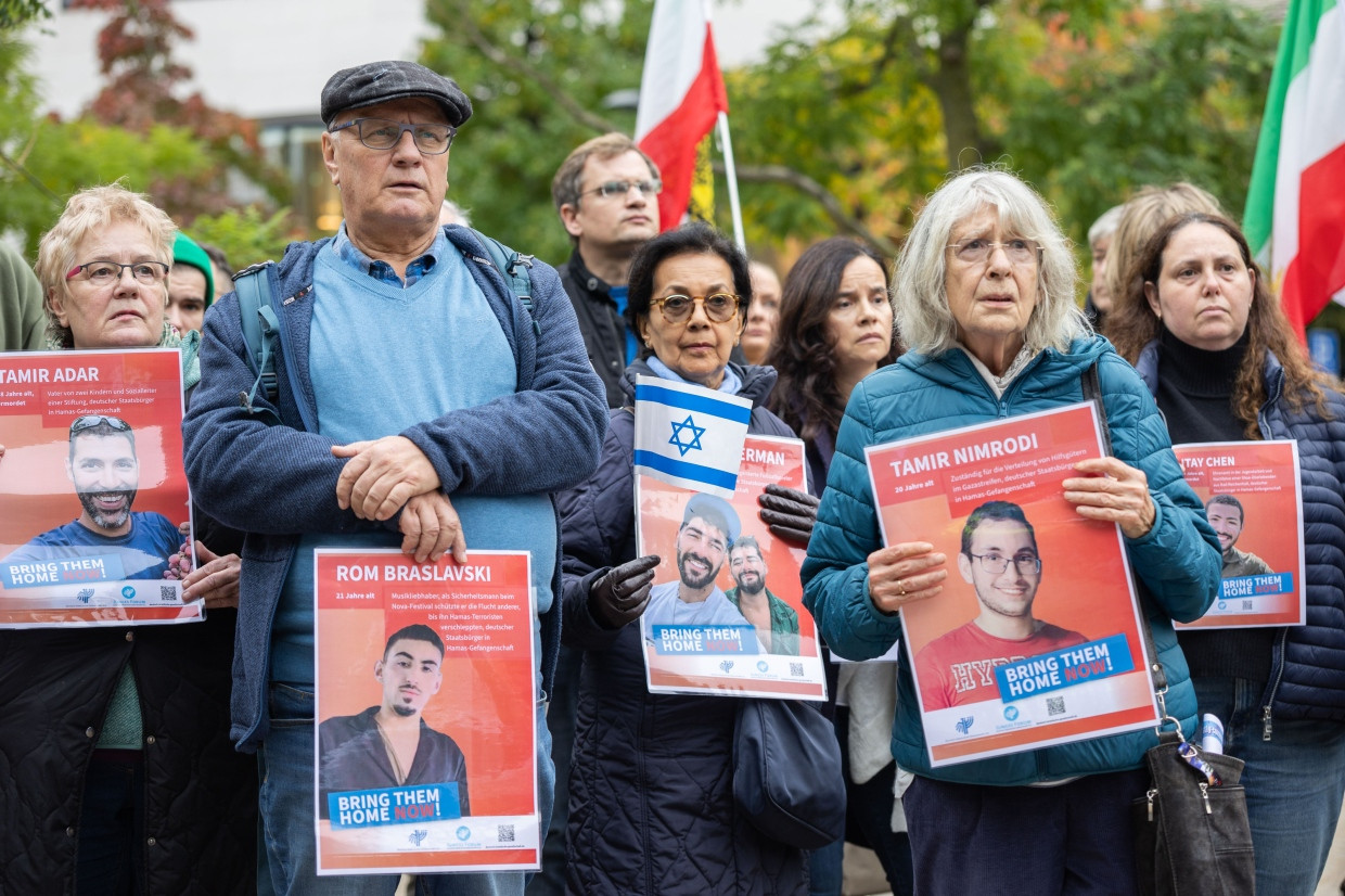 Bei der Mahnwache auf dem Goetheplatz gedachten die Teilnehmer der Menschen, die sich immer noch in der Gewalt der Hamas befinden.