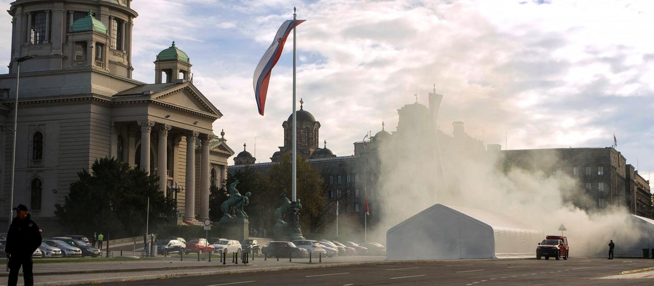 Rauch über dem Zeltlager vor dem serbischen Parlament in Belgrad