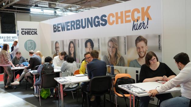 Beim Bewerbungscheck können Besucherinnen und Besucher ihre Lebensläufe, Anschreiben und Unterlagen direkt checken lassen. Beim Bewerbungscheck können Besucherinnen und Besucher ihre Lebensläufe, Anschreiben und Unterlagen direkt checken lassen.