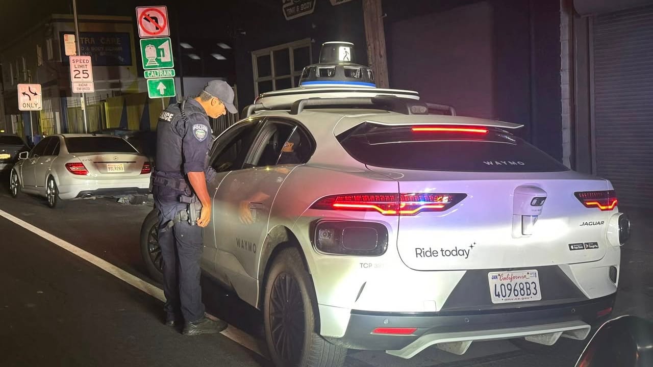Damit hatte KI’ner gerechnet: Polizei hält Robo-Taxi an! Und hat ein Problem | News