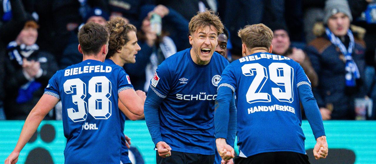 Joel Grodowski (l.) bejubelt sein Tor