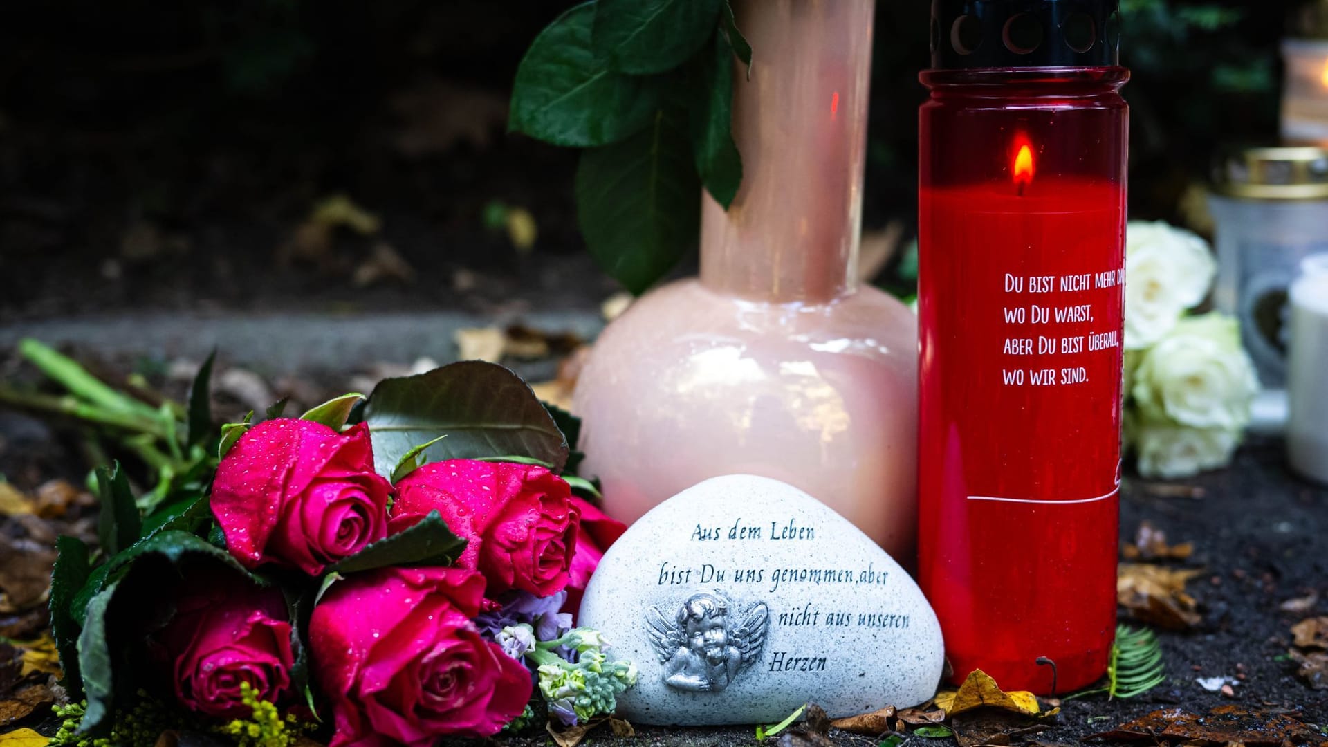 Blumen und Kerzen am Tatort im Bremer Stadtteil Obervieland. Dort soll der Ex-Freund einer 30-Jährigen auf die Frau eingestochen und getötet haben. Blumen und Kerzen am Tatort im Bremer Stadtteil Obervieland. Dort soll der Ex-Freund einer 30-Jährigen auf die Frau eingestochen und getötet haben.