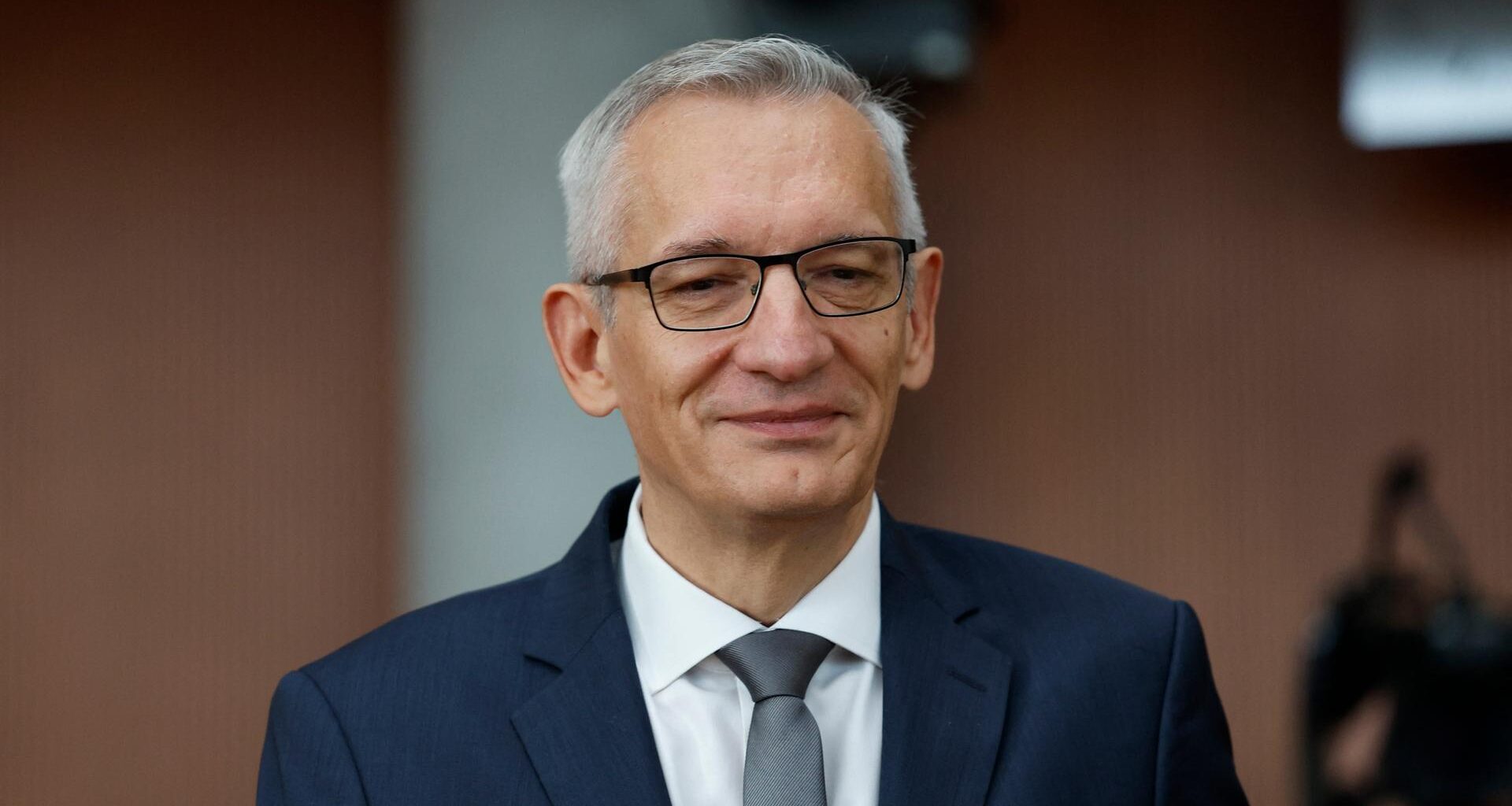 BND-Präsident Martin Jäger im blauen Anzug lächelt.