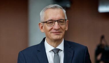 BND-Präsident Martin Jäger im blauen Anzug lächelt.