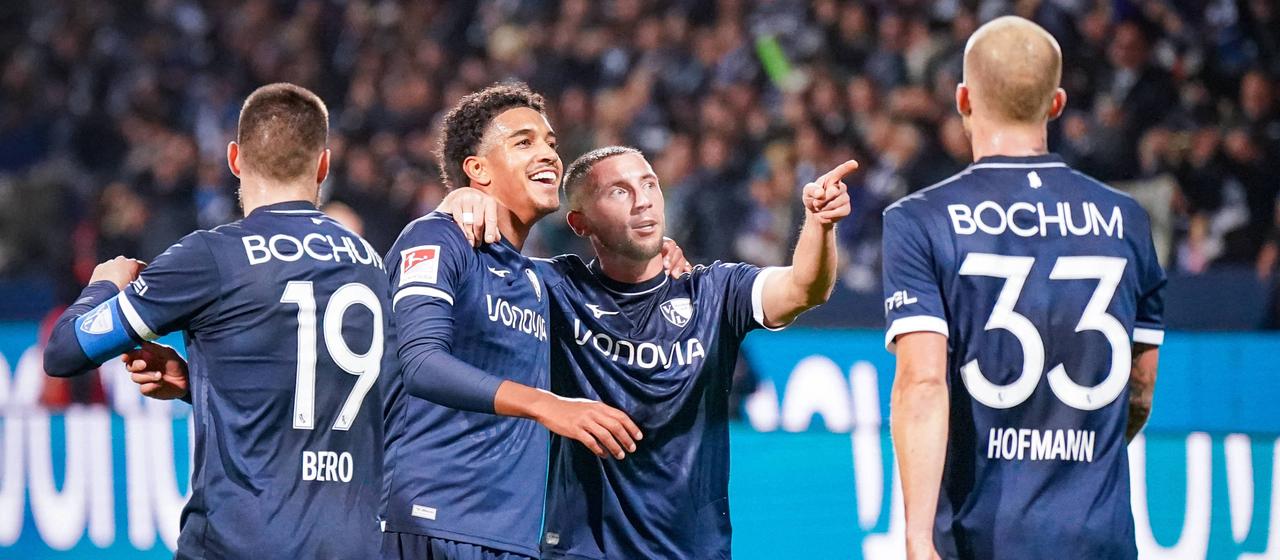 Die Bochumer um Francis Onyeka jubeln über das Tor zum 2:0 | IMAGO/STEINSIEK.CH Die Bochumer um Francis Onyeka jubeln über das Tor zum 2:0