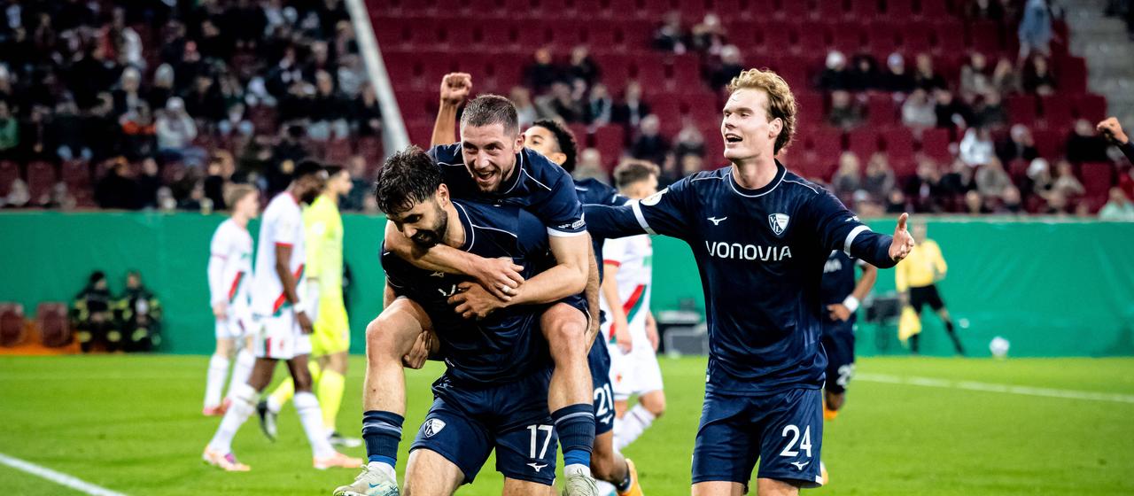 Bochums Gerrit Holtmann bejubelt gemeinsam mit den Teamkollegen seinen Treffer