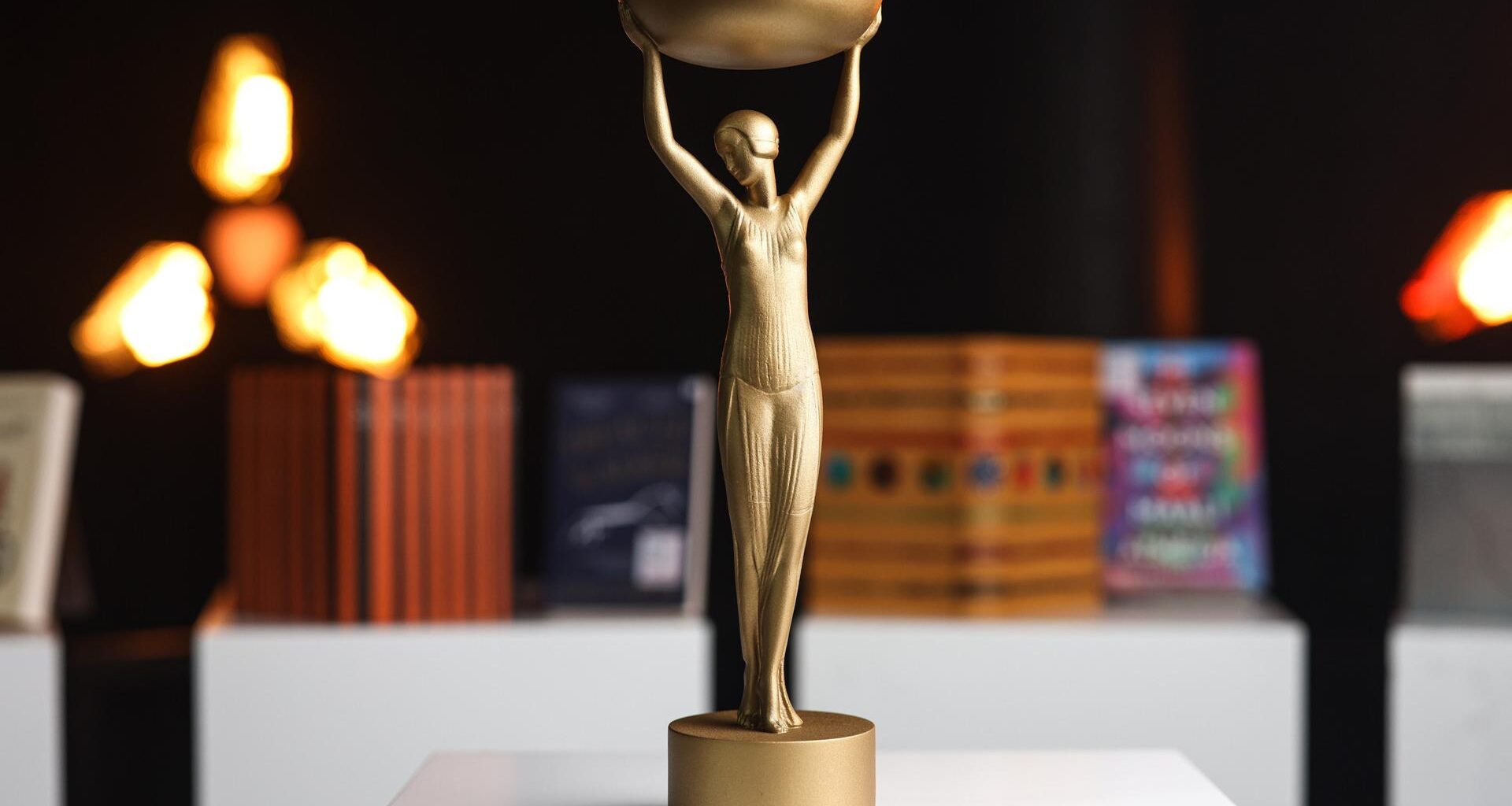 Die neu gestaltete Original-Trophäe des Booker Prize von 1969, die 2005 wieder eingeführt wurde.