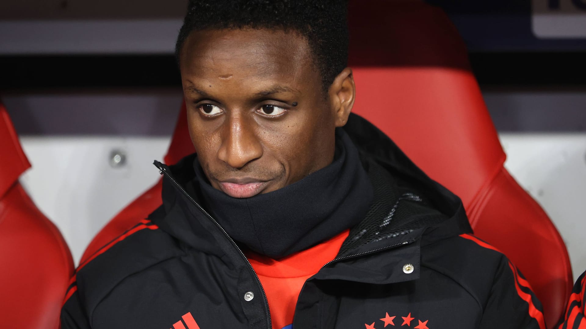 Typisches Bild zu Bayern-Zeiten: Bouna Sarr auf der Ersatzbank der Münchner.
