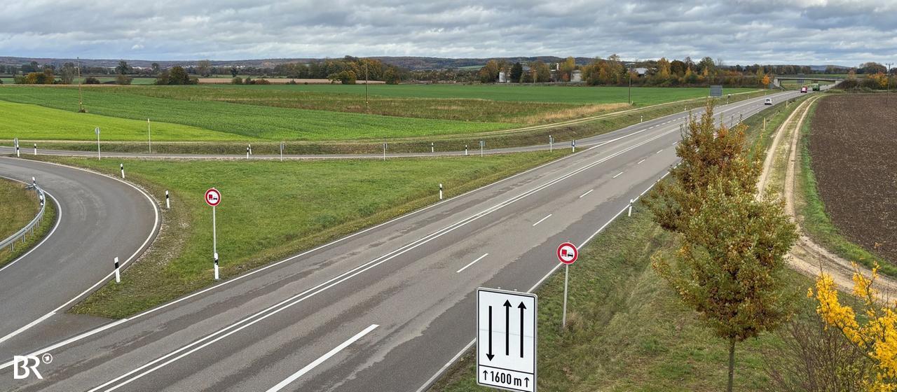 Mitte September schoss ein 21-Jähriger an der B16 bei Dillingen auf Autos. Die Staatsanwaltschaft München geht von IS-Sympathie aus. | BR/ Judith Zacher Bild der Bundesstraße 16, wo die Schüsse fielen.