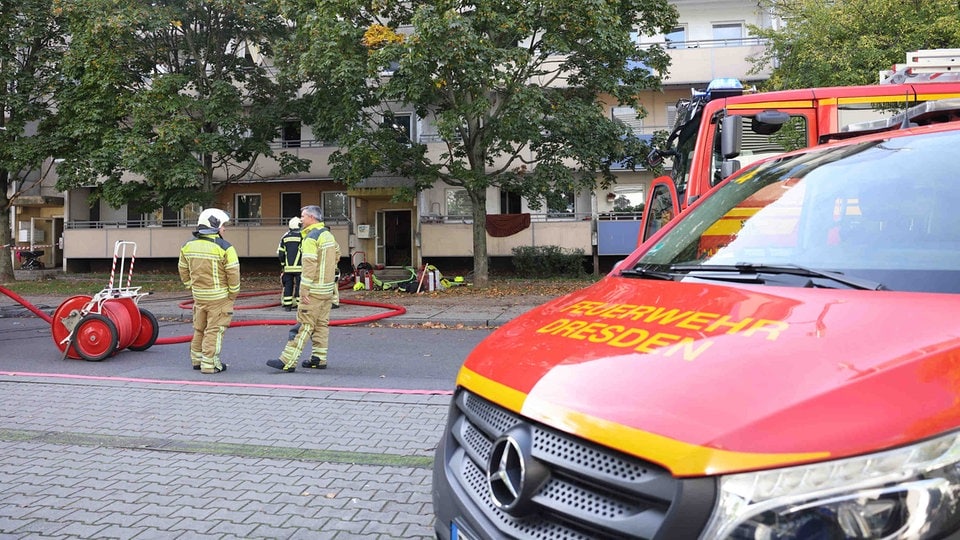 Mann springt aus Fenster - Mehrere Verletzte bei Brand in Dresden
