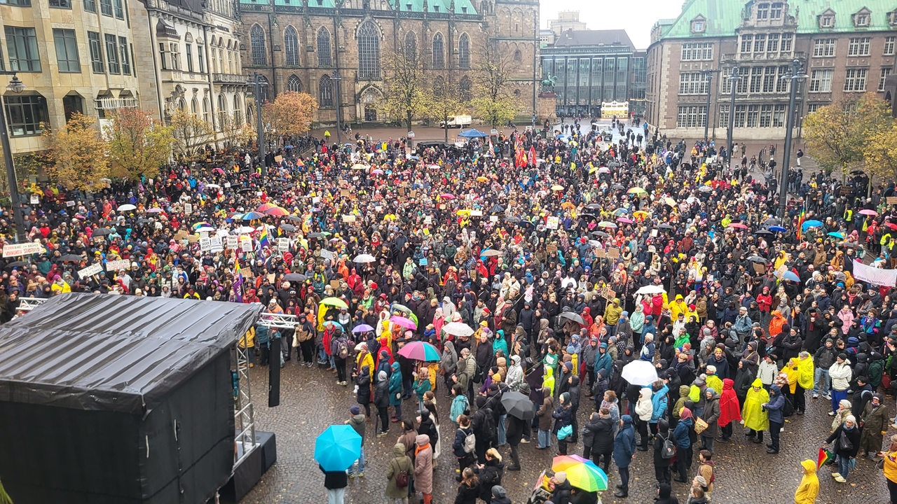 2.000 Menschen bei Demo "Wir alle sind das Stadtbild" in Bremen