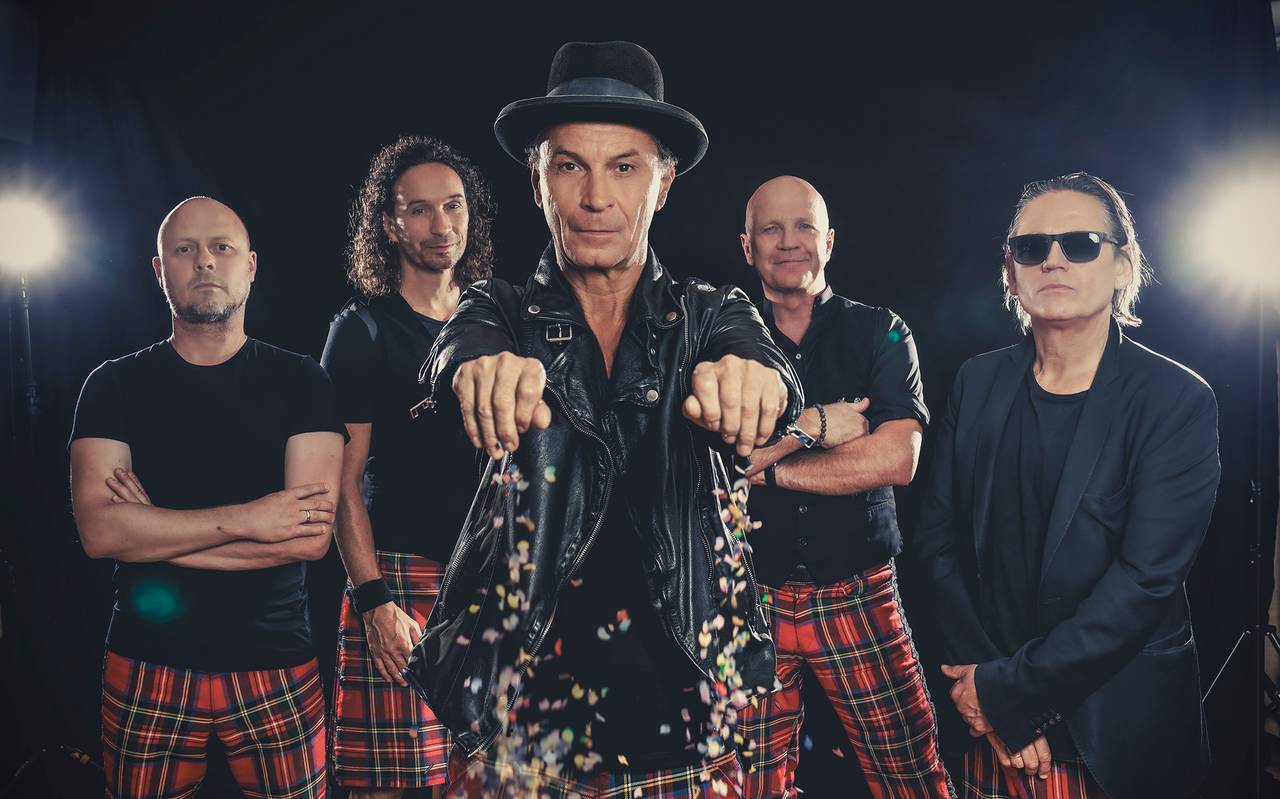 Das Foto zeigt die Kölsche Band Brings in rot-schwarz karierten Hosen.