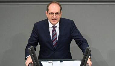 Bundesinnenminister Alexander Dobrindt spricht im Bundestag