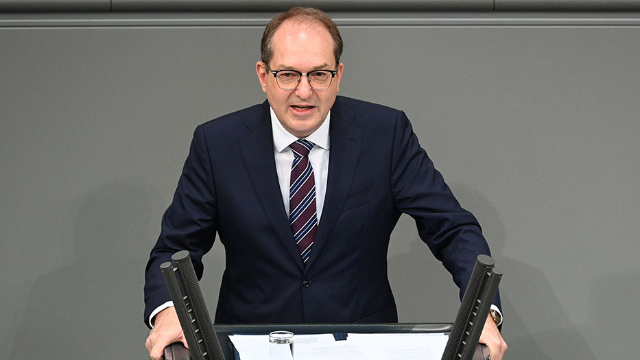 Bundesinnenminister Alexander Dobrindt spricht im Bundestag