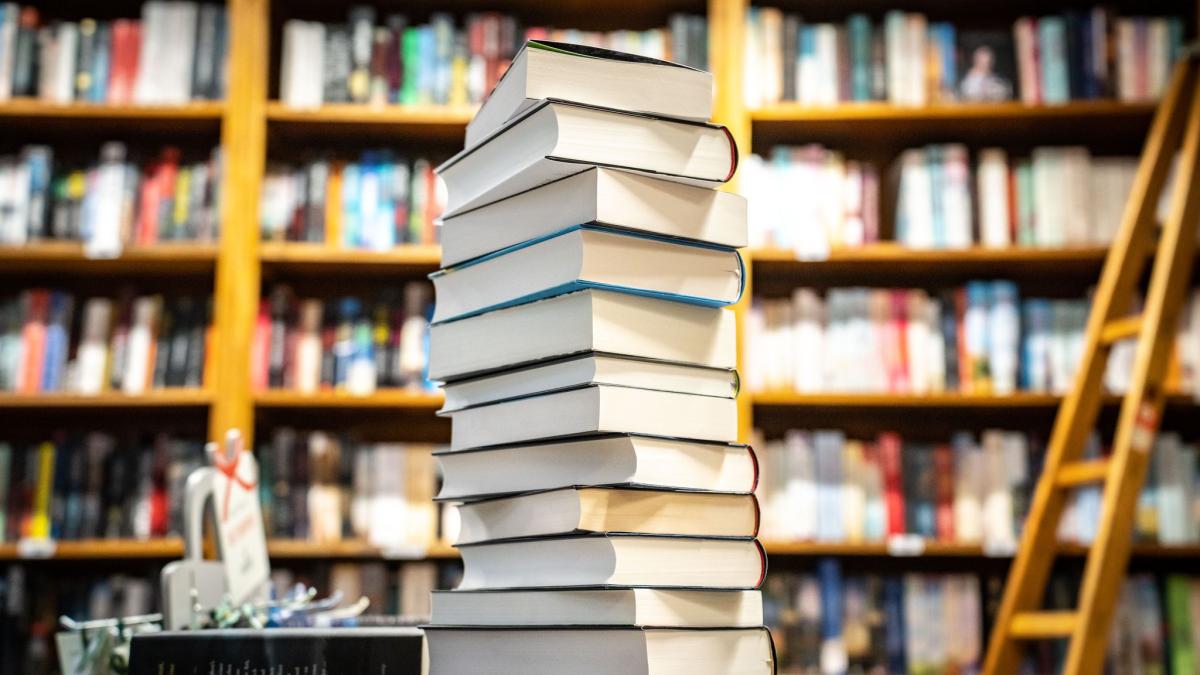 Wie wirkt sich KI in der Buchbranche aus? Eine Schriftstellerin, eine Übersetzerin und eine Illustratorin berichten