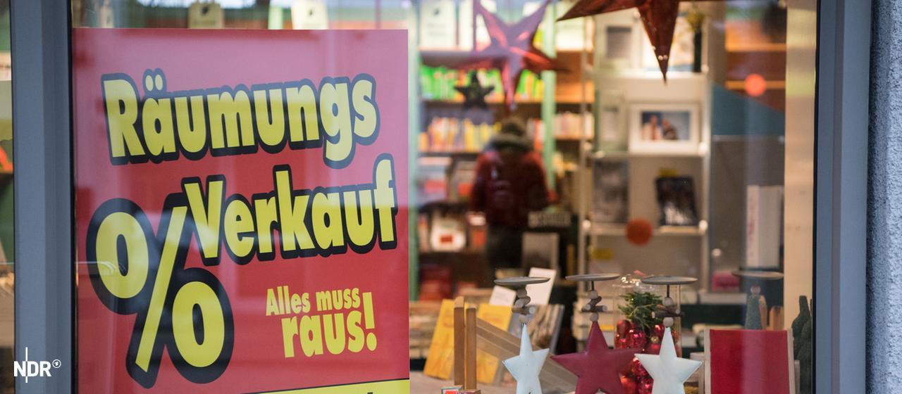 "Räumungsverkauf" steht am Schaufenster einer Buchhandlung. (Themenbild) | dpa/picture alliance, Marijan Murat "Räumungsverkauf" steht am Schaufenster einer Buchhandlung. (Themenbild)