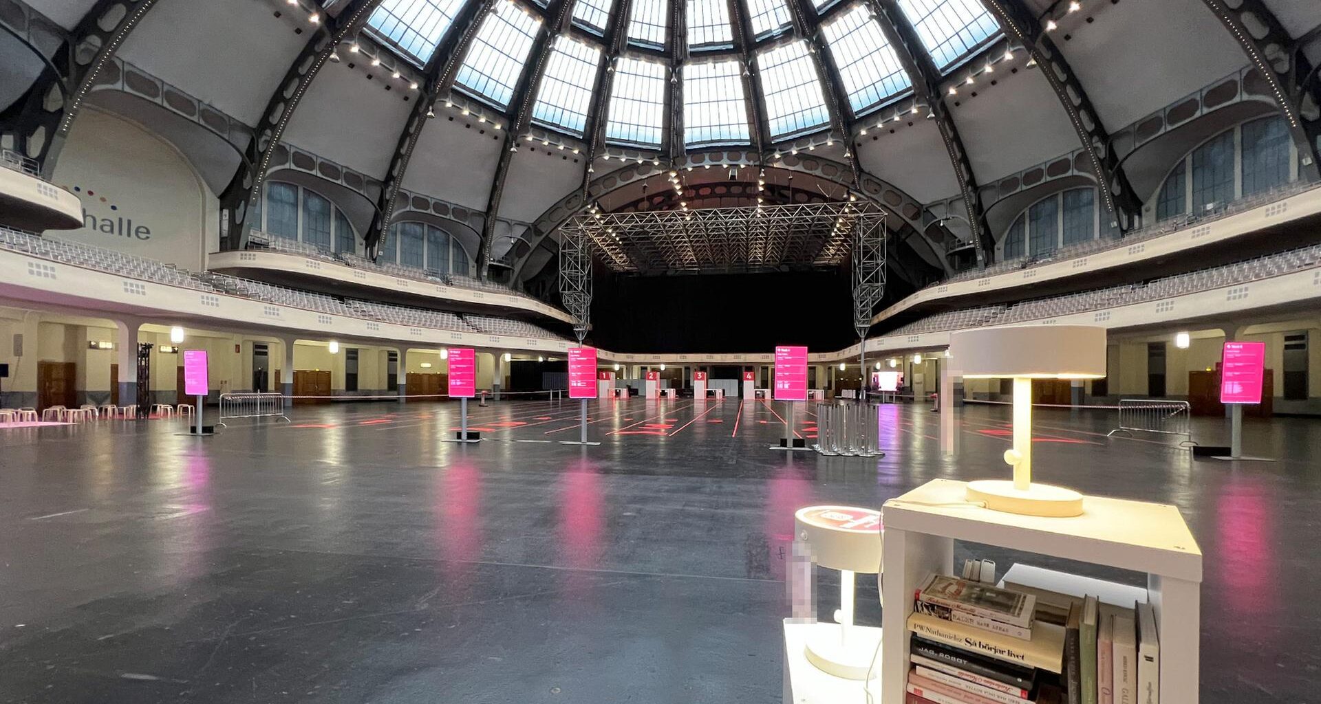 Ticker zur Buchmesse 2025 ➤ Erster Messetag für Lesepublikum, auch mit Buchverkauf | hessenschau.de