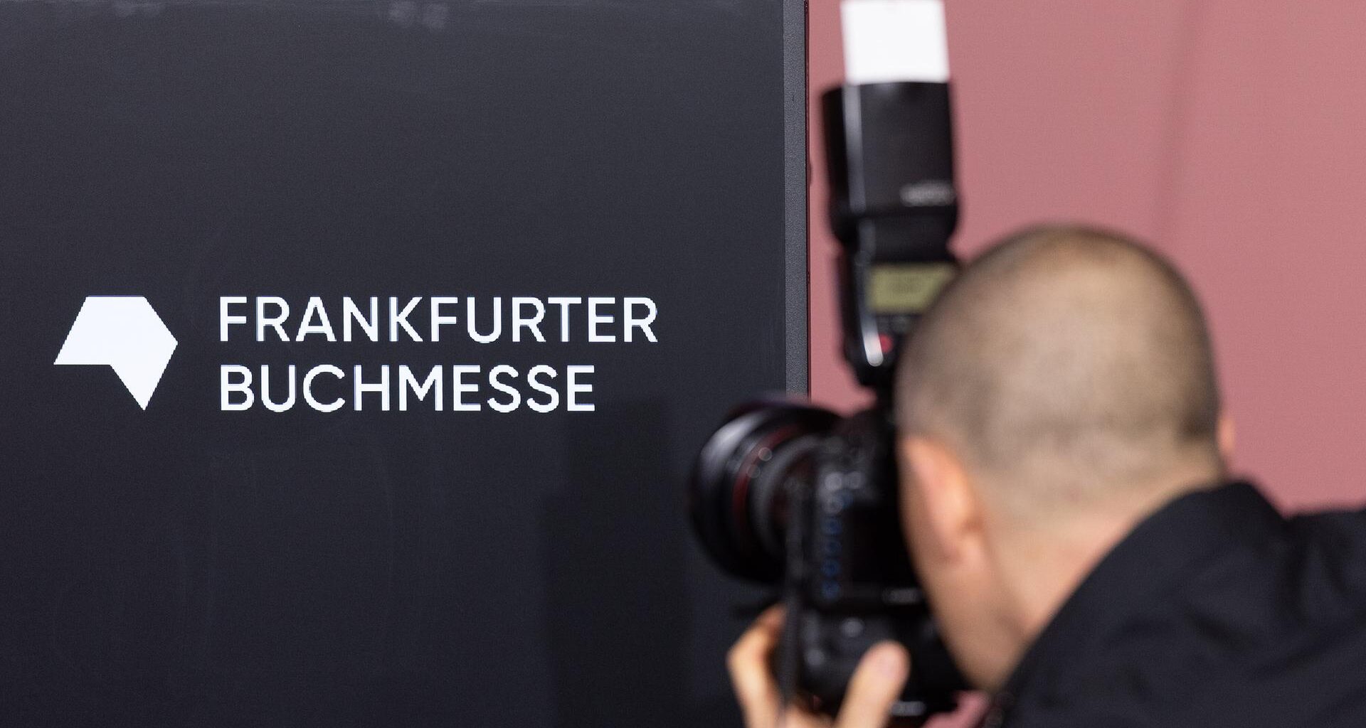 Buchmarkt: Steigende Umsätze trotz sinkender Kaufzahlen | hessenschau.de