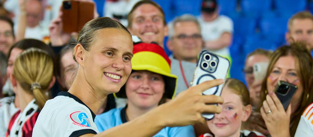 Klara Bühl macht ein Foto mit deutschen Fans bei der EM im Sommer