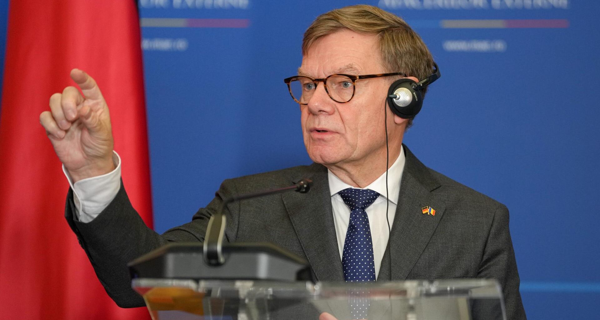 Bundesaußenminister Wadephul hat Kopfhörer auf und steht hinter einem Rednerpult.