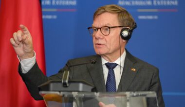Bundesaußenminister Wadephul hat Kopfhörer auf und steht hinter einem Rednerpult.