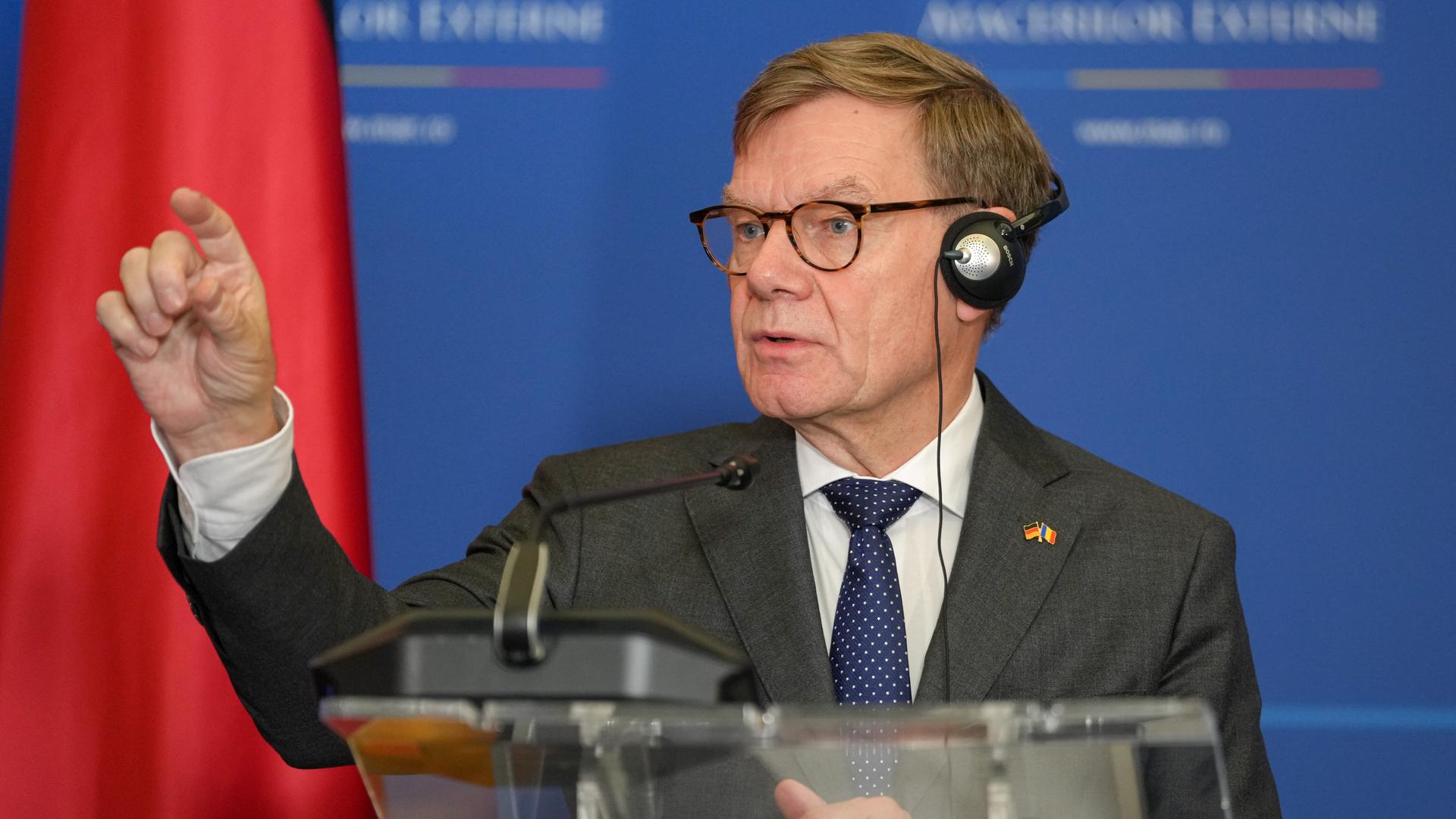 Bundesaußenminister Wadephul hat Kopfhörer auf und steht hinter einem Rednerpult.