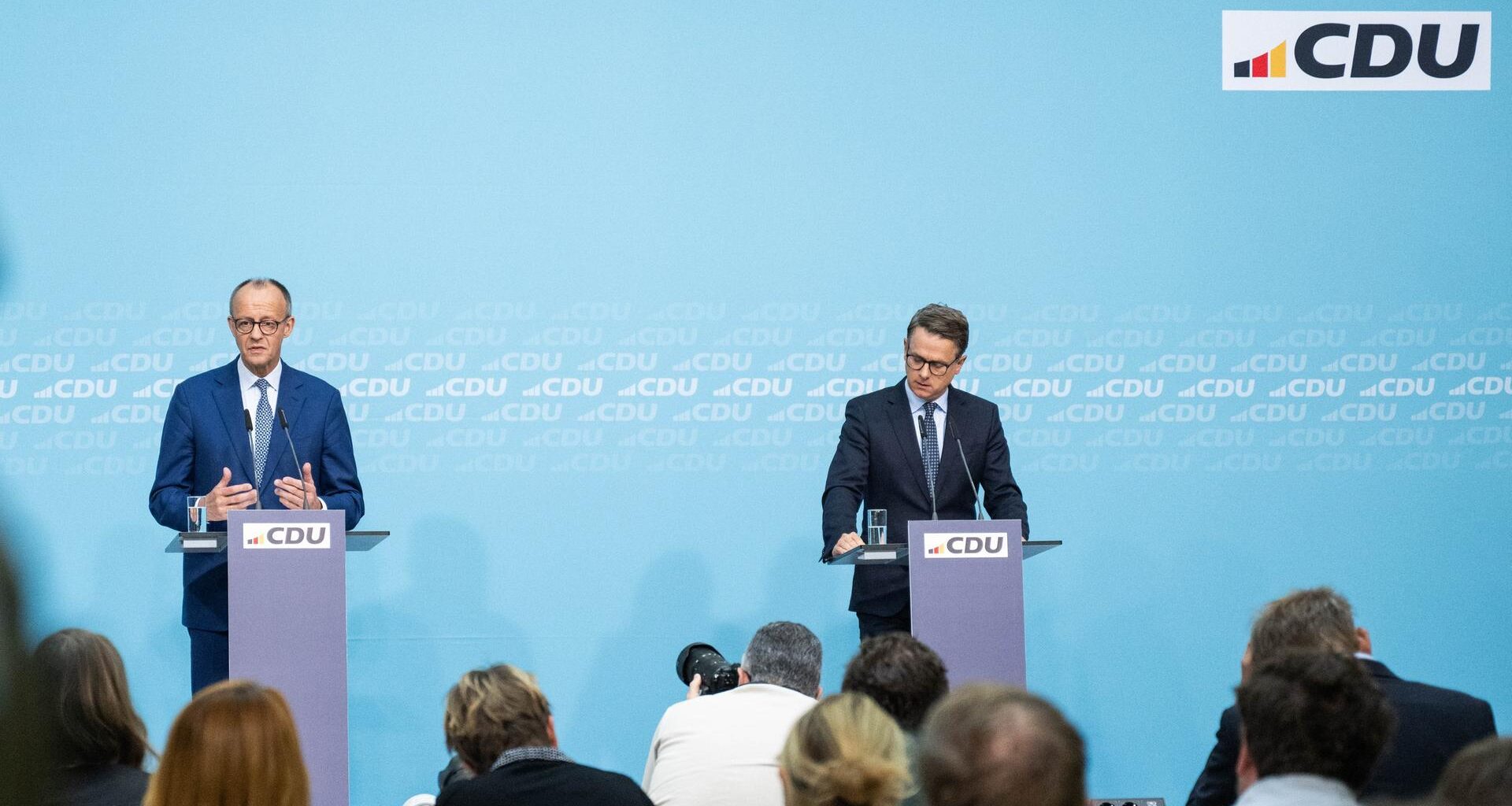Berlin: Bundeskanzler Friedrich Merz (CDU, l) spricht bei einer Pressekonferenz zum Abschluss der Klausurtagung vom CDU-Präsidium. Neben ihm steht Carsten Linnemann, CDU-Generalsekretär.