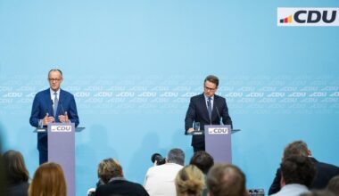 Berlin: Bundeskanzler Friedrich Merz (CDU, l) spricht bei einer Pressekonferenz zum Abschluss der Klausurtagung vom CDU-Präsidium. Neben ihm steht Carsten Linnemann, CDU-Generalsekretär.