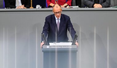 Bundeskanzler Merz steht im Bundestag hinter einem Rednerpult.