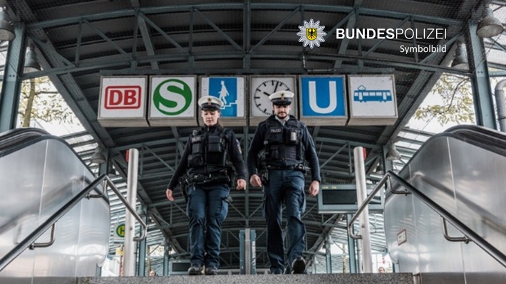 Bundespolizeidirektion München: Beleidigungen nach Fahrtausschluss / Bundespolizei bringt alkoholisiertes Paar aus Zug