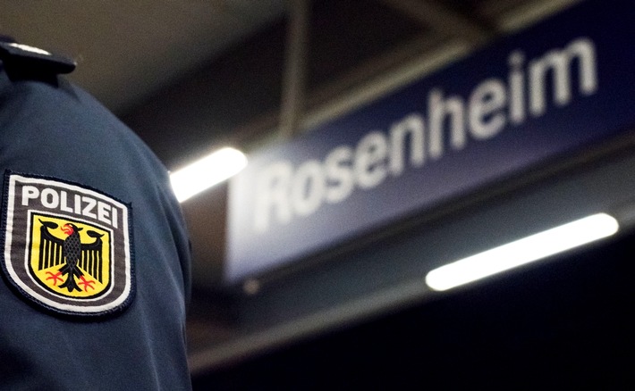 Bundespolizeidirektion München: Mehrere Iraker bei Grenzkontrollen in Gewahrsam genommen / 6.000 Euro in Socke gesteckt - Ermittlungen wegen Einschleusens