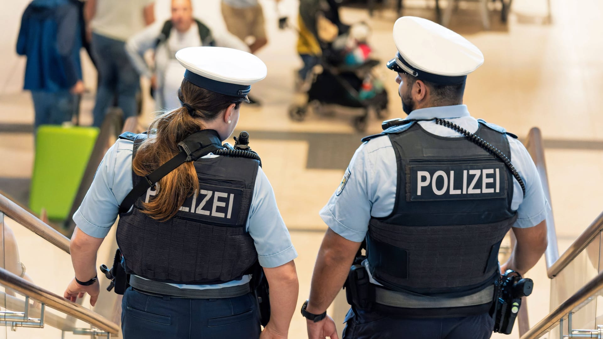 Bundespolizisten an einem deutschen Flughafen (Archivfoto): Am Wochenende ging ein Reisender den Ermittlern in Köln/Bonn ins Netz. Bundespolizisten an einem deutschen Flughafen (Archivfoto): Am Wochenende ging ein Reisender den Ermittlern in Köln/Bonn ins Netz.