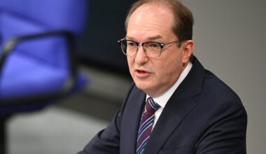 Dobrindt sieht Deutschland als Vorbild bei Migrationswende – Linke verurteilt Haftregeln für Kinder