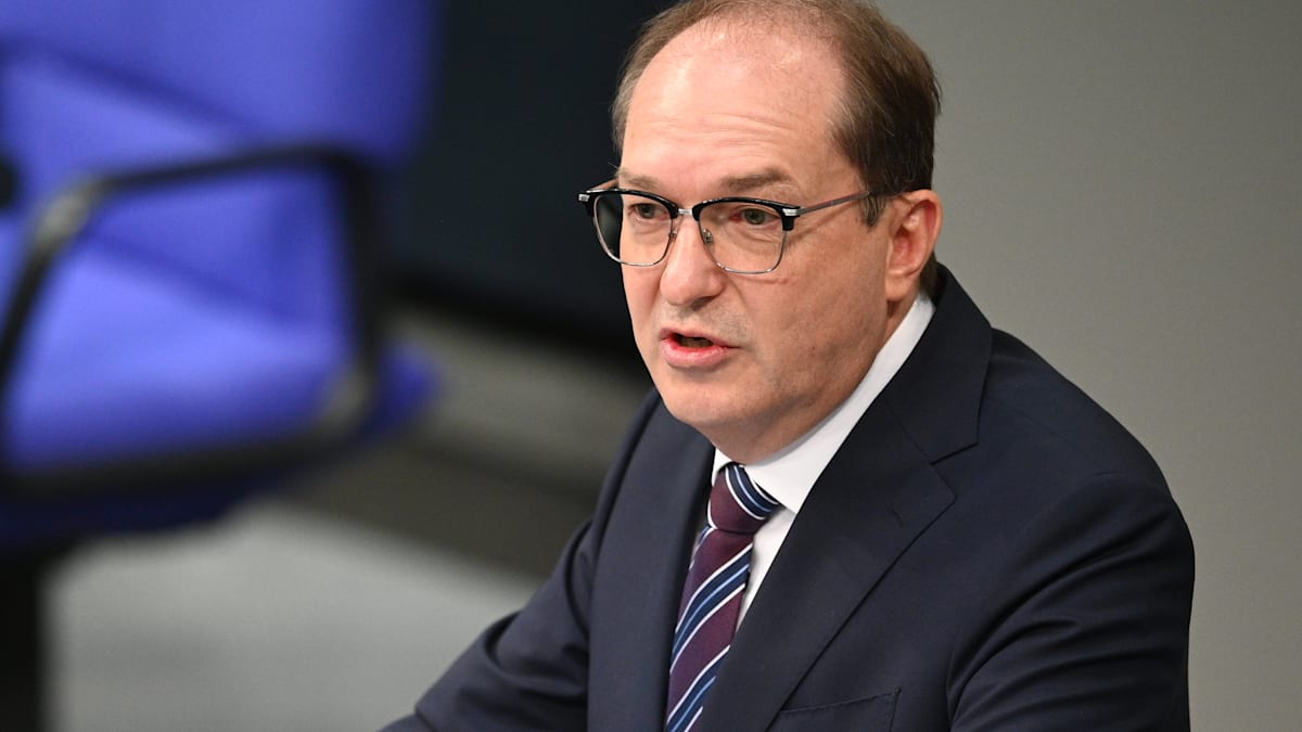 Dobrindt sieht Deutschland als Vorbild bei Migrationswende – Linke verurteilt Haftregeln für Kinder