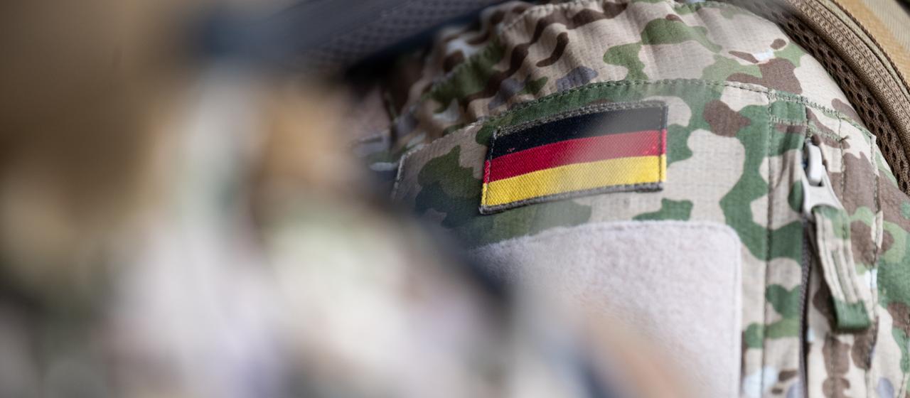Auf einer Bundeswehruniform ist eine deutsche Flagge aufgenäht. | dpa Auf einer Bundeswehruniform ist eine deutsche Flagge aufgenäht.