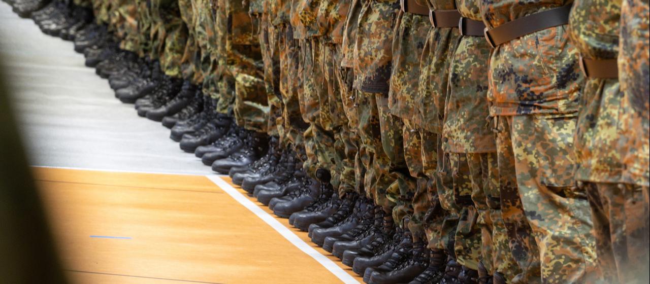 Die Schuhe von Soldatinnen und Soldaten bei einem öffentlichen Regimentsappell in einer Sporthalle | dpa Die Schuhe von Soldatinnen und Soldaten bei einem öffentlichen Regimentsappell in einer Sporthalle
