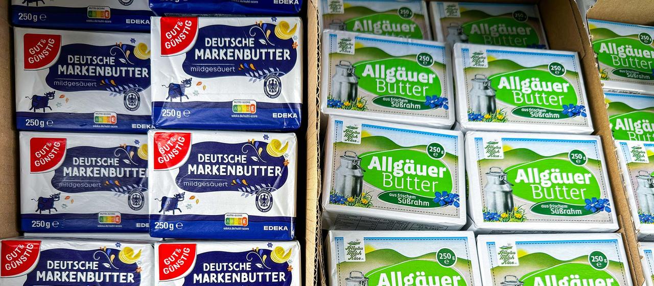 Butter-Packungen im Kühlregal eines Supermarkts.