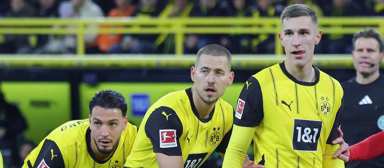 Ramy Bensebaini (v.l.), Waldemar Anton, Nico Schlotterbeck | firo Sportphoto/Ralf Ibing Ramy Bensebaini (v.l.), Waldemar Anton, Nico Schlotterbeck