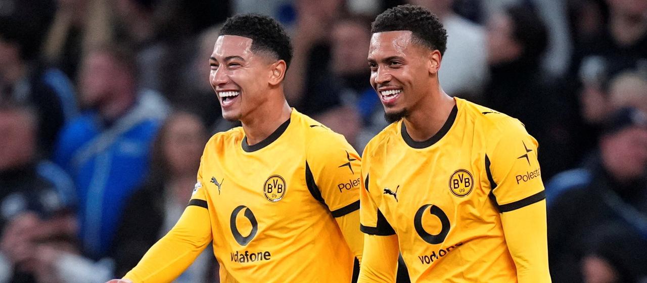 Felix Nmecha (r.) und Jobe Bellingham freuen sich über das 1:0 gegen Kopenhagen. | REUTERS/Liselotte Sabroe Felix Nmecha (r.) und Jobe Bellingham freuen sich über das 1:0 gegen Kopenhagen.