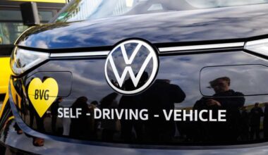 Der Schriftzug «Self-Driving-Vehicle» (Selbstfahrendes Fahrzeug) steht auf dem neuen Kleinbus nach der Vorstellung zur «autonomen Zukunft des Nahverkehrs» der Berliner Verkehrsbetriebe (BVG) auf dem BVG-Busbetriebshof Spandau.