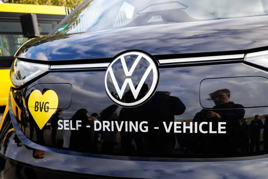 Der Schriftzug «Self-Driving-Vehicle» (Selbstfahrendes Fahrzeug) steht auf dem neuen Kleinbus nach der Vorstellung zur «autonomen Zukunft des Nahverkehrs» der Berliner Verkehrsbetriebe (BVG) auf dem BVG-Busbetriebshof Spandau.